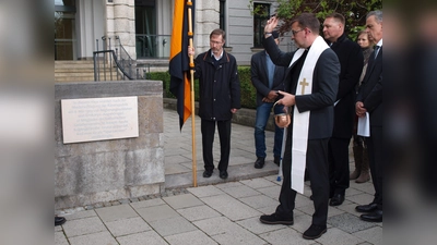Kolping-Diözesan- und Landespräses Christoph Huber weiht die Gedenktafel ein. (Foto: S. Vornberger/Kolping München)