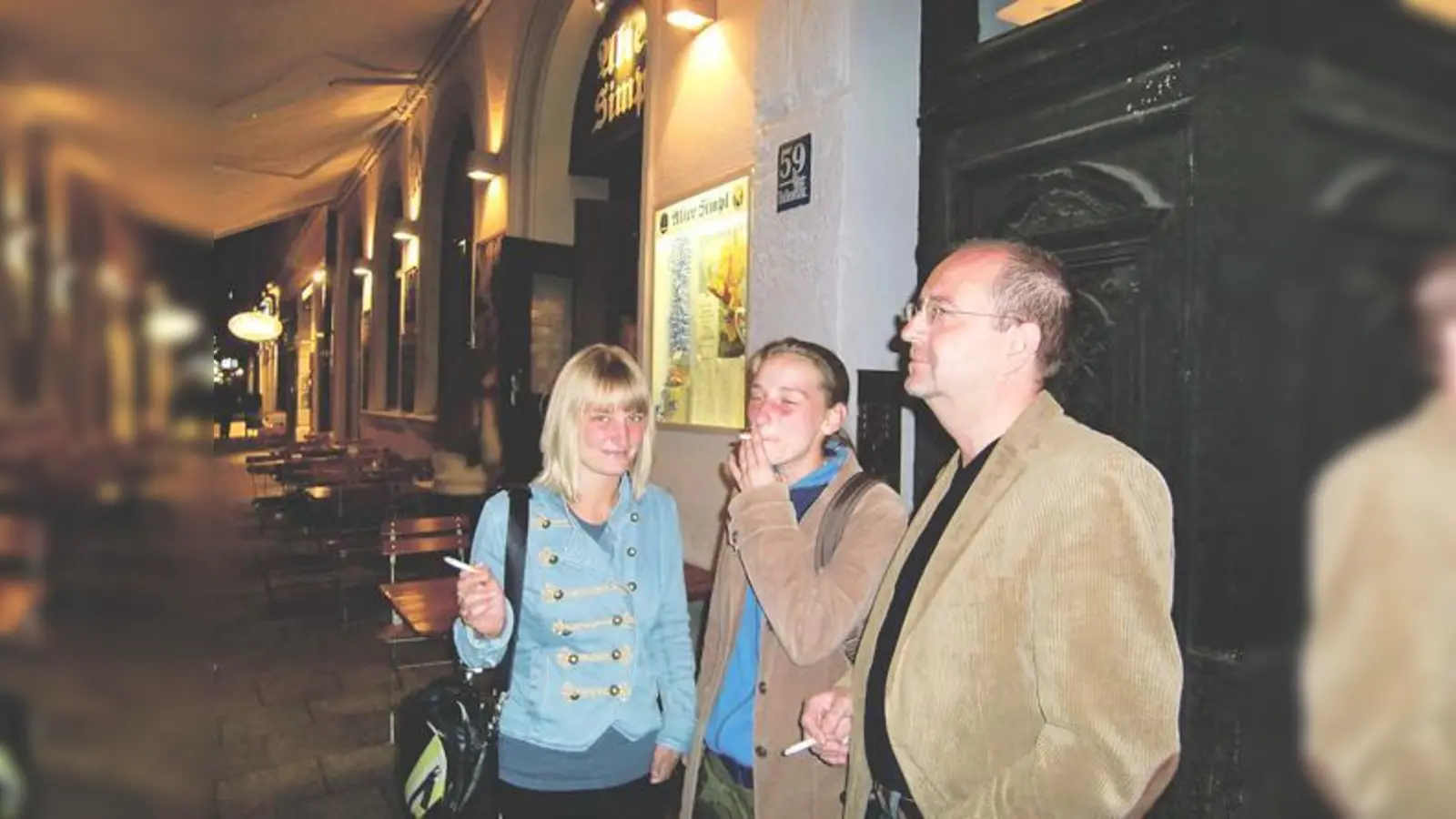 Alter Simpl, Türkenstraße: Nachmittags blüht das Geschäft auf. Abends kommen auch Raucher. Doch wer eine rauchen will, muss vor die Tür.	 (Foto: ikb)