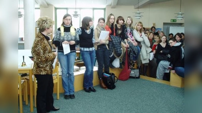 Stefanie Lerch (ganz links, Lehrertrainerin von „Jugend debattiert“ und Organisatorin des diesjährigen Schulverbundwettbewerbs) begrüßte in der Bibliothek des Gymnasiums Gröbenzell alle Teilnehmer/innen, auch diejenigen der Vorrundendebatten. (Foto: pi)