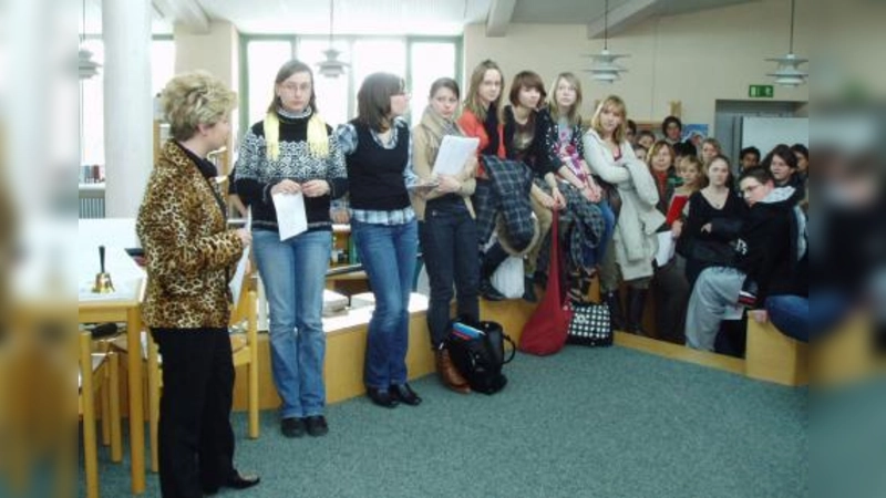 Stefanie Lerch (ganz links, Lehrertrainerin von „Jugend debattiert“ und Organisatorin des diesjährigen Schulverbundwettbewerbs) begrüßte in der Bibliothek des Gymnasiums Gröbenzell alle Teilnehmer/innen, auch diejenigen der Vorrundendebatten. (Foto: pi)