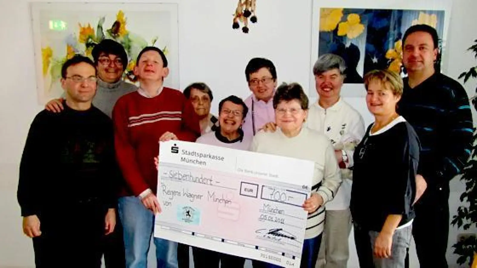 Glückliche Gesichter bei der Spendenübergabe: Jürgen, Petra Schweier (Leitung), Hans, Monika, Kathi, Gusti, Edeltraud, Sonja, Yvonne Welge-Poschet (Mitglied im Fanclub) und Christian Poschet (v.l.).  (Foto: Verein)