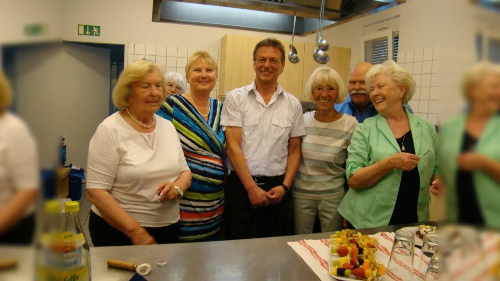 Alle Hände voll zu tun hatten die Helferinnen um Klaus Böck und Inge Bühler-Bias (2.v.l.)<br>bei der Kaffee- und Kuchentheke. (Foto: pst)