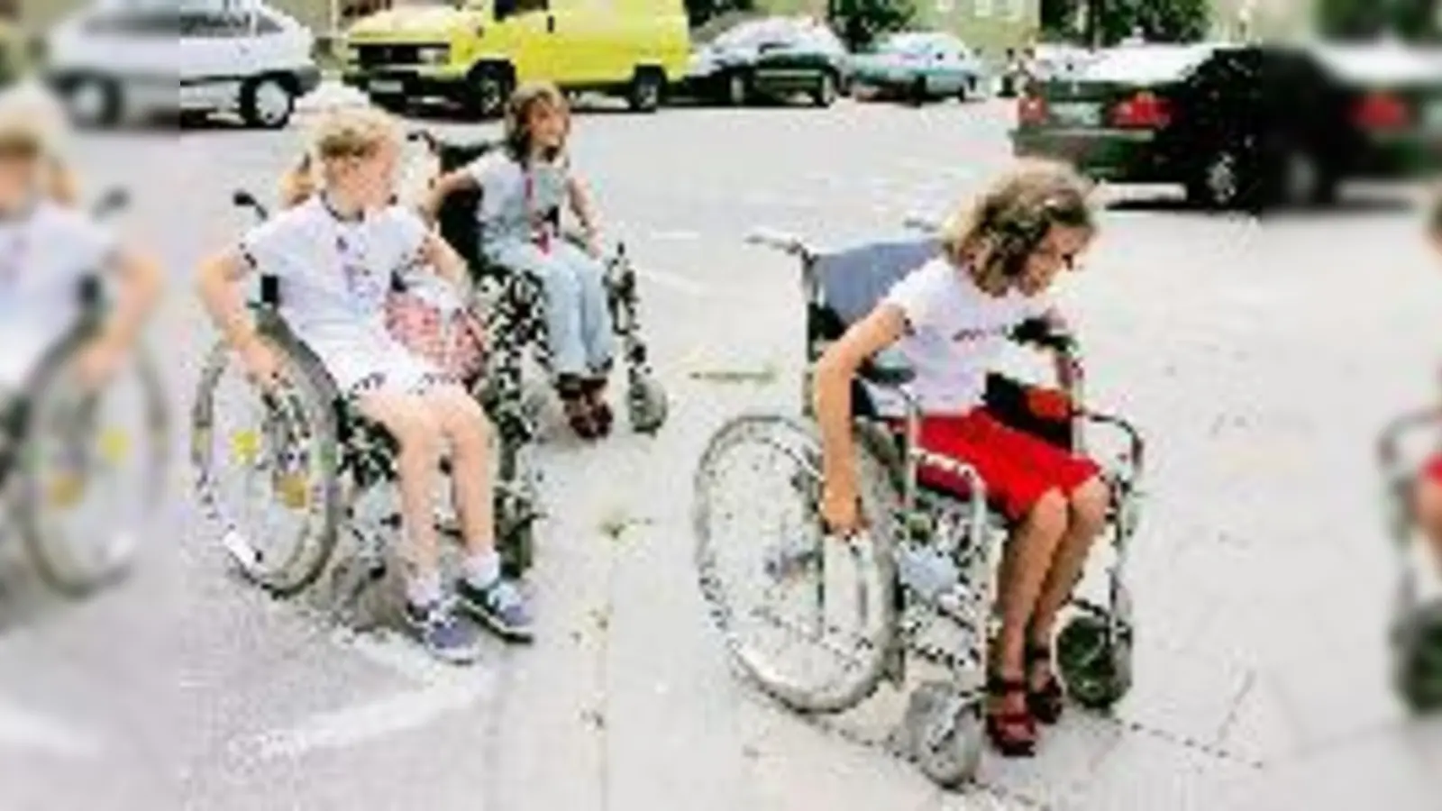 »Ganz schön anstrengend«: Kinder beim behindertenfreundlichen Stadtteilcheck in Bogenhausen.  (Foto: rme)