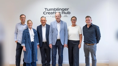 Freuen sich über den „Tumblinger Creative Hub” (von links): Olaf Kranz und Magdalena Matzinger (beide von „Kreativ München”), Christian Scharpf (städt. Referent für Arbeit und Wirtschaft), Edwin Grodeke (städt. Kommunalreferent), Kira Weißbach (Zweite Werkleiterin „Märkte München”) und Eike Immisch („Kreativ München”). (Foto: Alexander von Spreti)