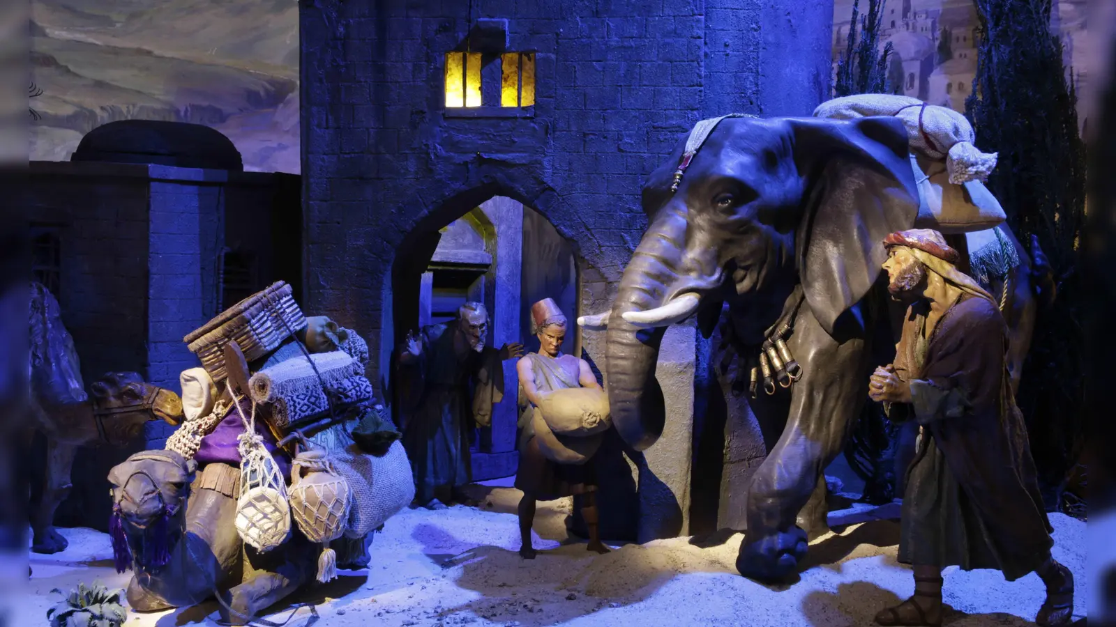 Der Elefant in der Krippe von St. Ursula wurde von der Technischen Universität als „Zwilling” einer hundert Jahre alten originalen Figur gefertigt. (Foto: Annette Krauß)