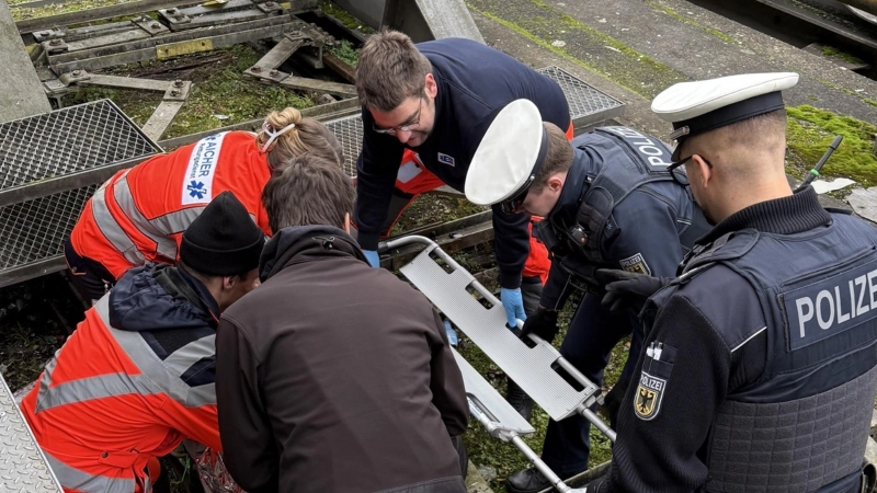 Passanten, Sanitäter und Bundespolizisten haben ein Mann aus einem Gleis gerettet. (Foto: Bundespolizei)