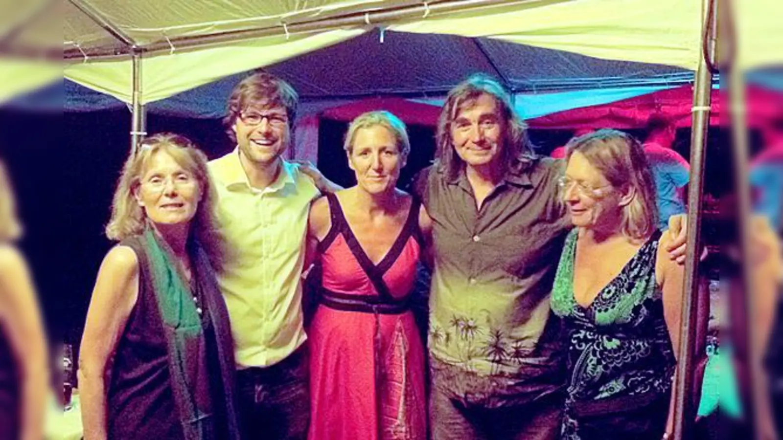 Sie feierten mit beim Sommerfest der Grünen (v. li.): Paula Sippl, Sebastian Weisenburger, Sabine Nallinger, Karl Nibler und Angelika Pilz-Strasser.  (Foto: privat)