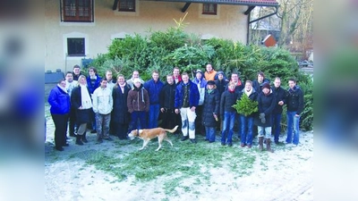 Die freiwilligen Helfer der JU mit einem Teil ihrer Ausbeute. (Foto: pi)