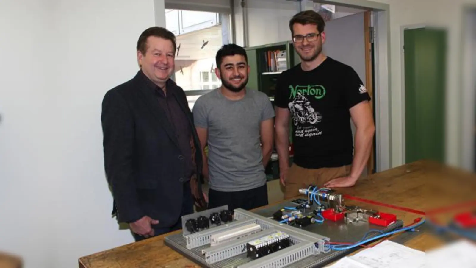 Harald Zillner (li.) und Sebastian Brunnhuber sind stolz auf ihren Auszubildenden Dilo Pso Namir.	 (Foto: cr)