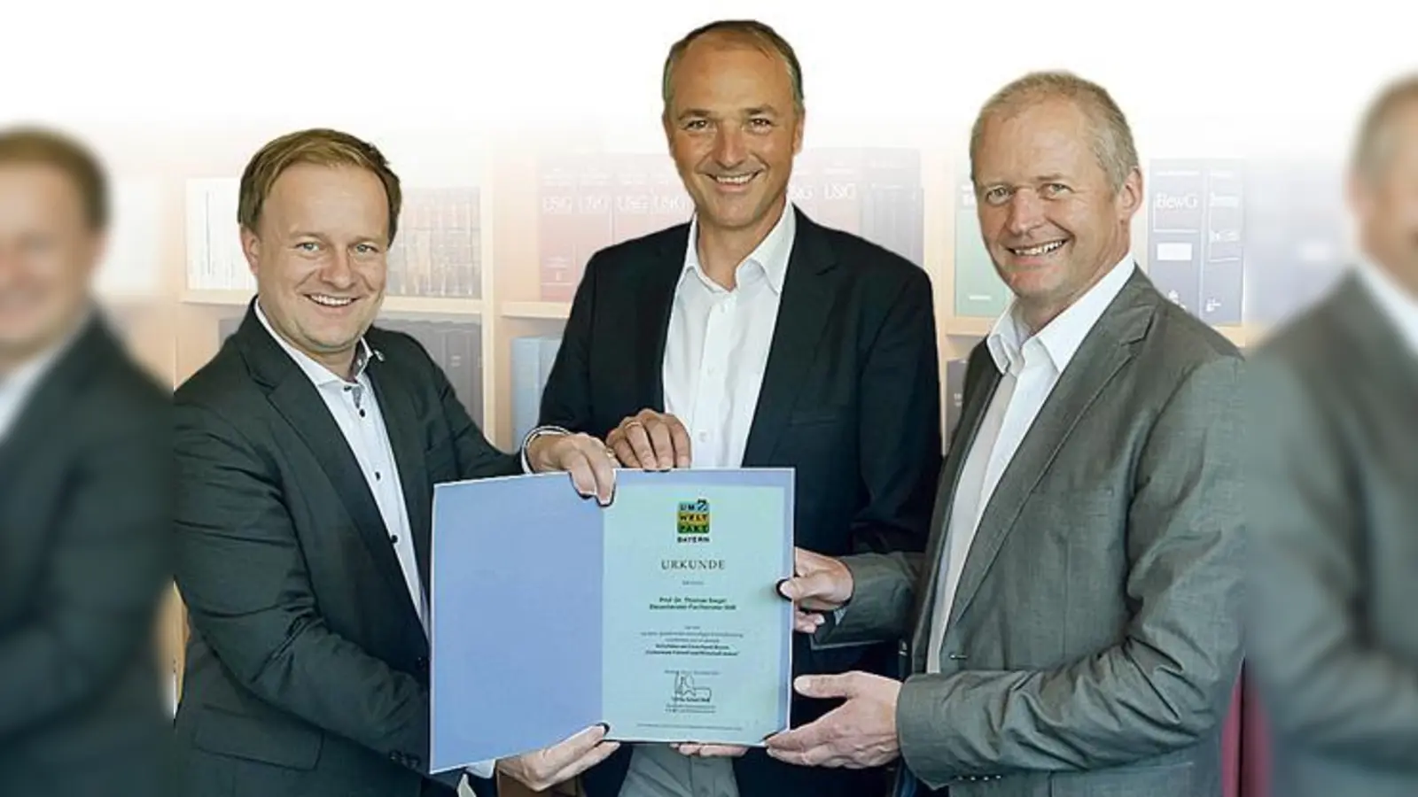 Prof. Dr. Thomas Siegel (Bildmitte) mit Robert Niedergesäß (links) und Augustinus Meusel (rechts). 	 (Foto: LRA)