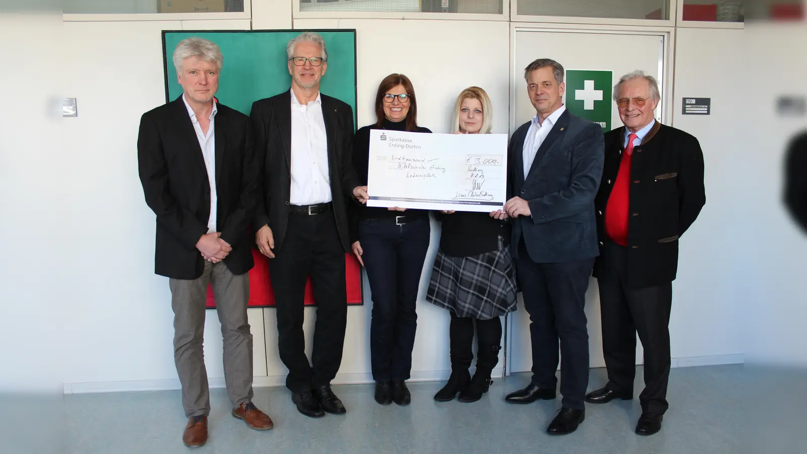 Konrektor Stephan Treffler, Axel Raymann (Past-Präsident Lions Club), Susanne Birzer (Vorstand Förderverein), Nadine Schramowski (Vorsitzende des Fördervereins), Boris Blechschmidt (amtierender Lions Präsident), Ferdinand Kretz (Pressereferent Lions Club, v. li.) bei der Scheckübergabe. (Foto: Schule)