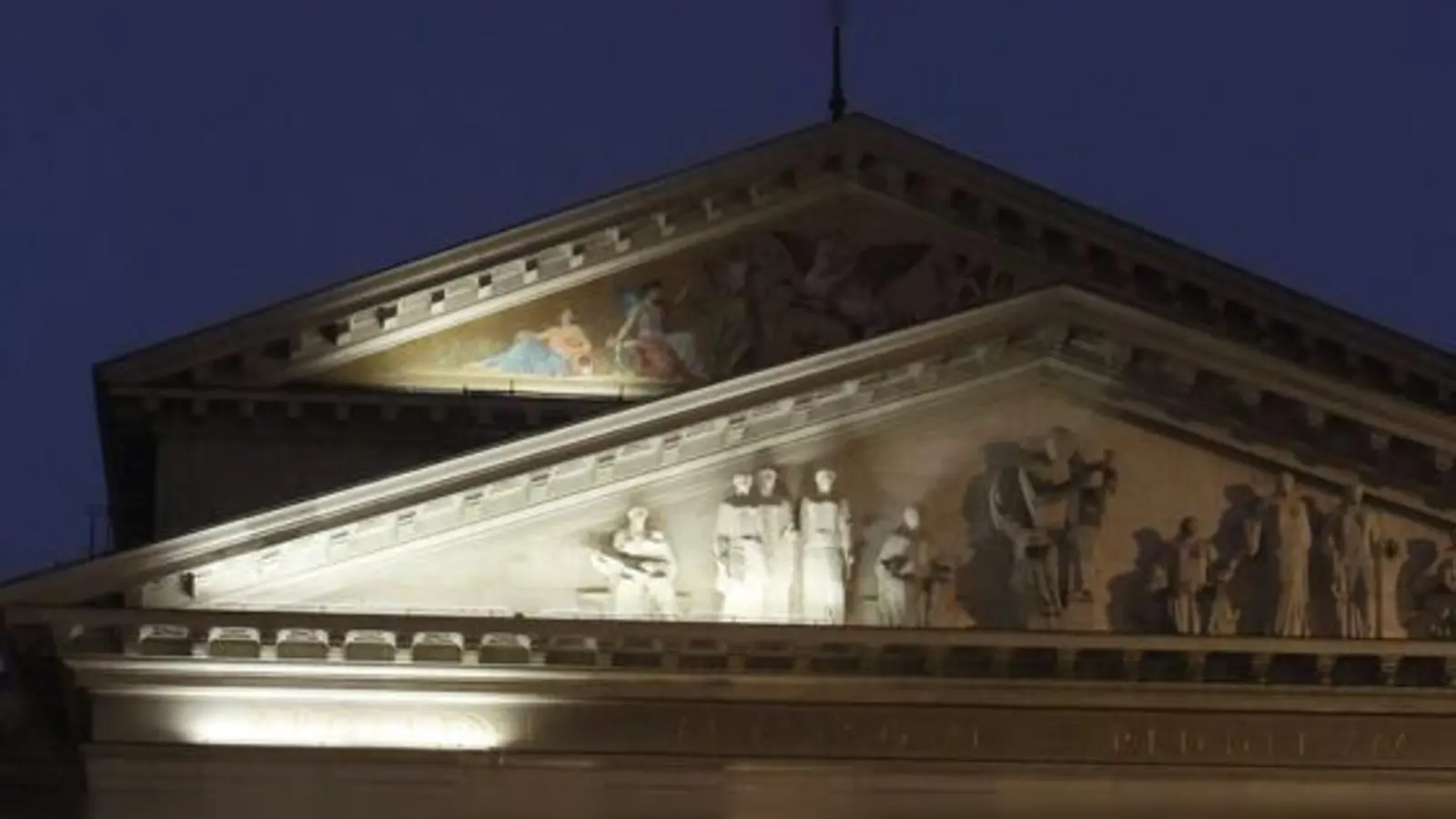 Ab November wird die prägnante Fassade der Bayerischen Staatsoper am Max-Joseph-Platz mit einem Lichtkonzept in Szene gesetzt.	 (Foto: Bayerische Staatsoper)