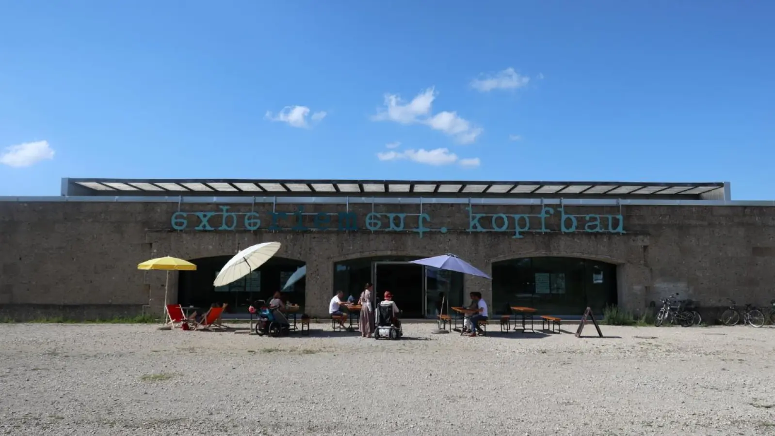 Wie in den vergangenen Jahren bespielt die Initiative „KopfbauT” die ehemalige Kassenhalle der Flughafentribüne im Westen der Messestadt.  (Foto: Antje Bieber)