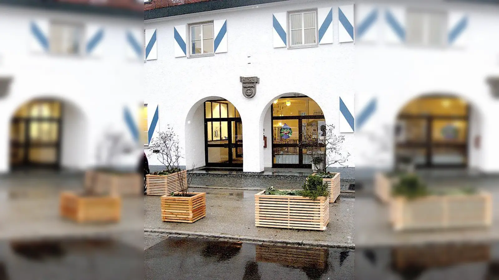 Die Pflanztröge vor dem Glonner Rathaus zieren jetzt Holzverkleidungen.	 (Foto: Marktgemeinde)