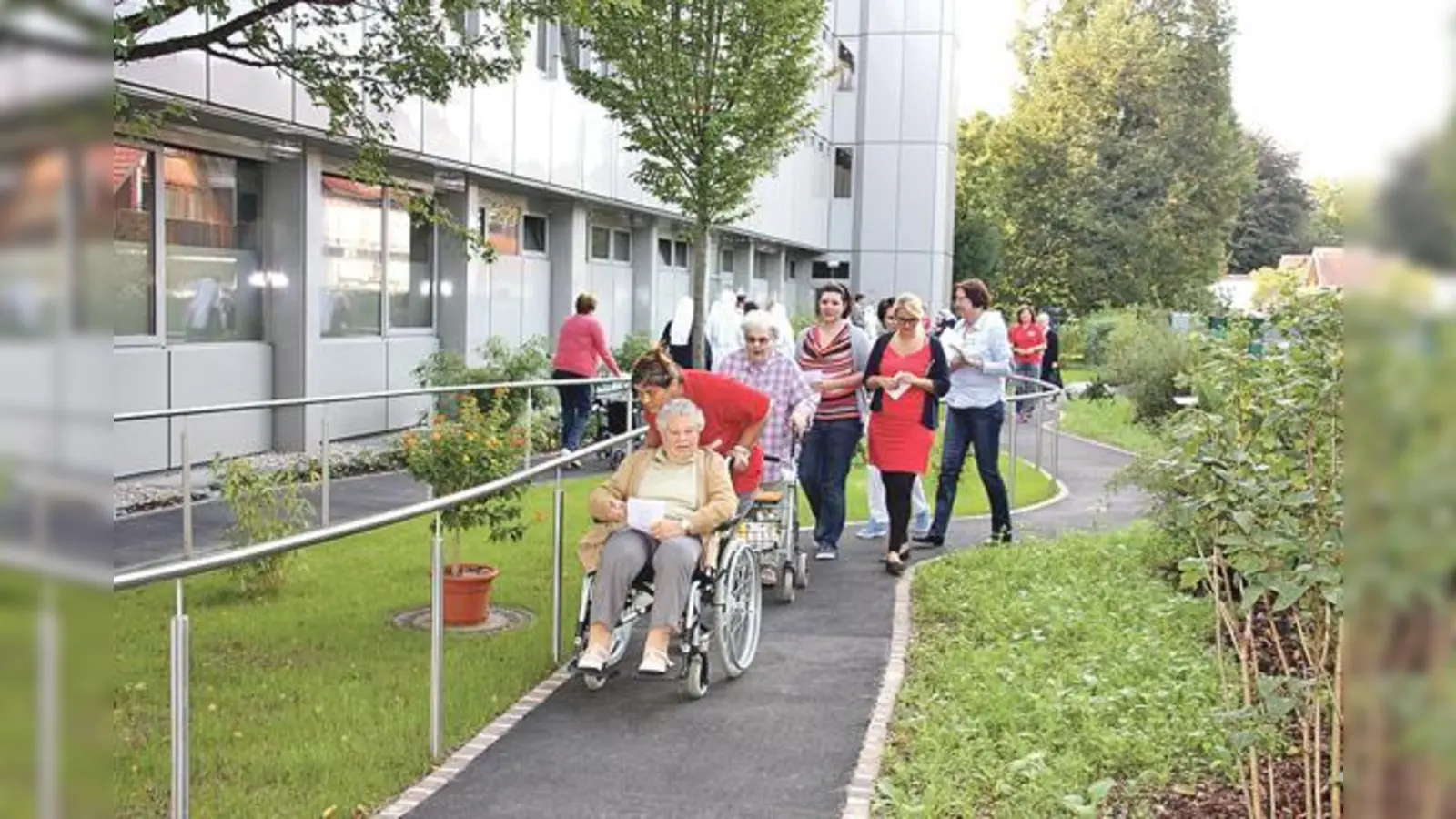 Barrierefrei und mit Handlauf: der Erlebnisgarten des Wohnbereichs »Vinzenz«.      (Foto: Barmherzige Schwestern)