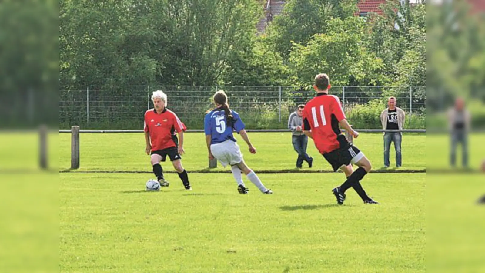 Wie im letzten Jahr wird wieder um den Ball und für die gute Sache gekämpft.  (Foto: Archiv)