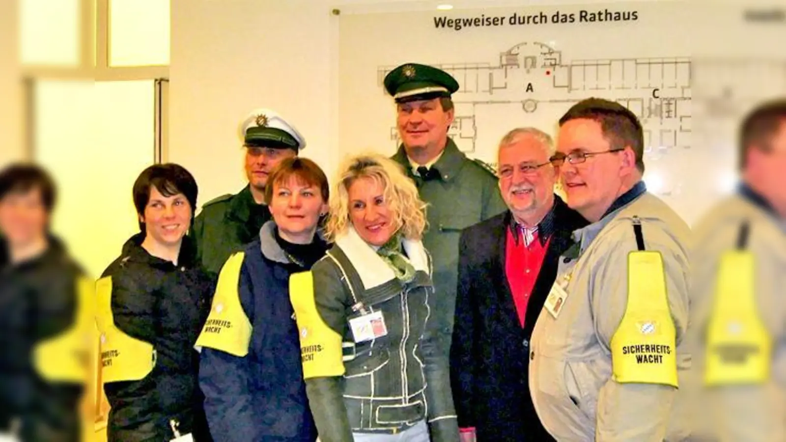Helmut Dworzak, Karl-Heinz Schilling und Michael Franke mit den Wachtlern Miriam Scharpf, Gisela Kunert, Eva-Maria Peifer-Seitz und Karl Lachner.	 (Foto: ikb)
