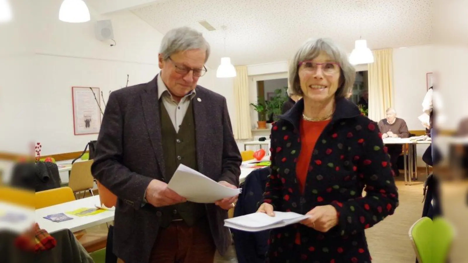 Jahrelang Papiere wälzen und Stadtteil-Themen diskutieren! Die langjährigen Mitglieder Josef Kirchmeier (31 Jahre im BA) und Martha Mertens (30 Jahre im BA) stehen nicht mehr zur Wahl für den nächsten Bezirksausschuss Laim (BA 25). (Foto: kö)