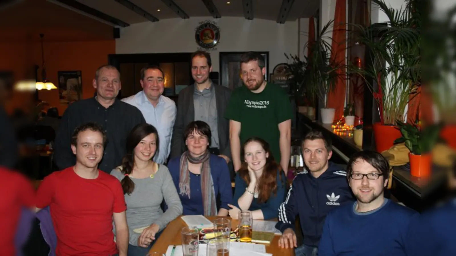 Jung &amp; frisch präsentieren sich Marcus Freyer, Julia Linder, Anna Hanusch, Astrid Tacke, Florian Lederer, Alexander König (vorne) sowie <br>Gunter Schäfer (Schatzmeister), Hermann Brem (Stadtvorstand), Nikolaus Hoennig (Stadtvorsitzender) und Dieter Janecek (Landesvorsitzender) (hinten). (Foto: pi)