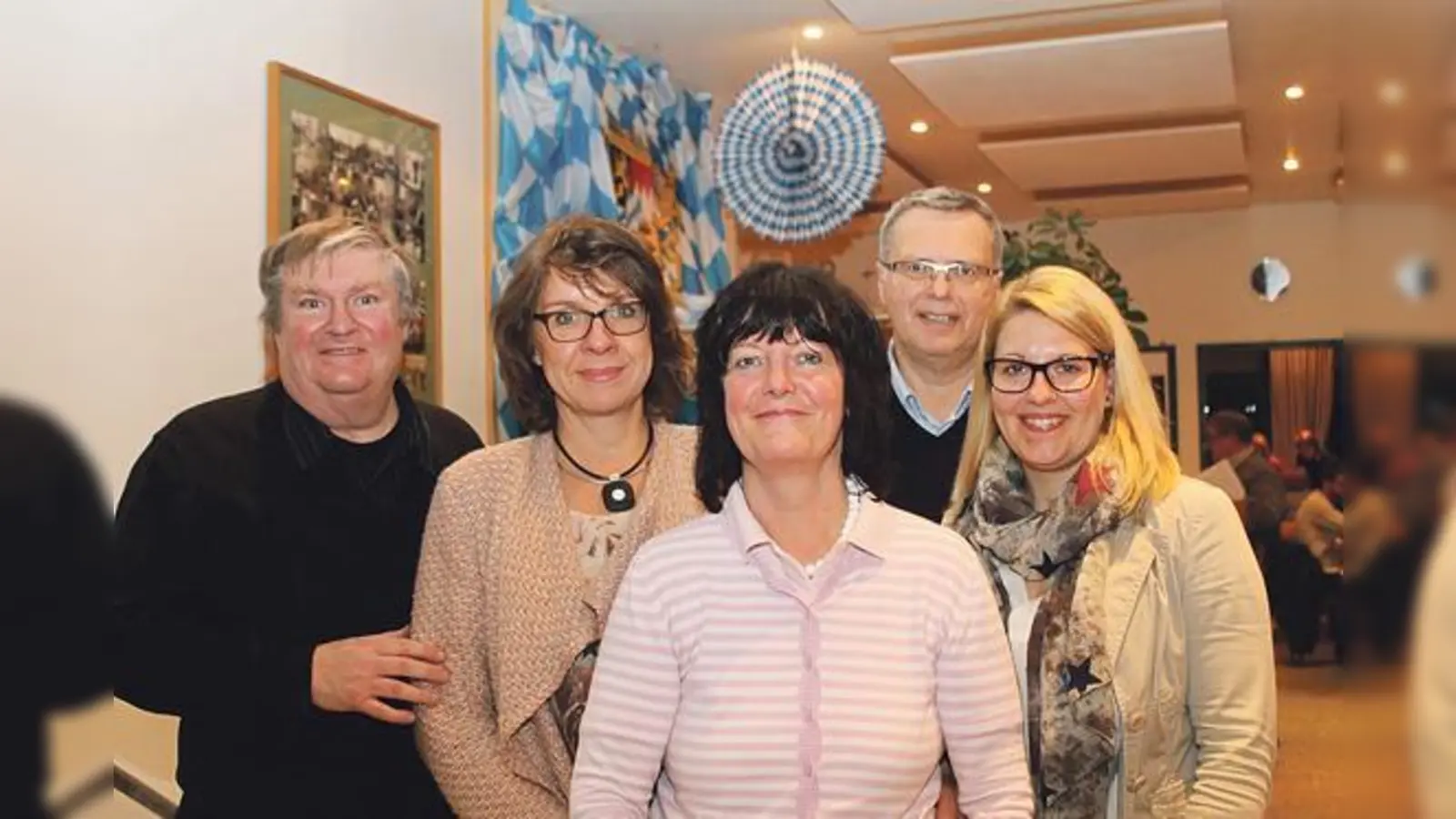 Bilden den Vorstand: Sylvia Wechselberger von Kosmetik und Fußpflege S. Wechselberger (Mitte) sowie (v.l.) Christian Lehrer (Photo Lehrer), Ingrid Lindner (Mode Lindner), Dr. Ulrich Sandhövel (Rechtsanwalt) und Simone Höfler (Moosacher Anzeiger).  (F: ch)