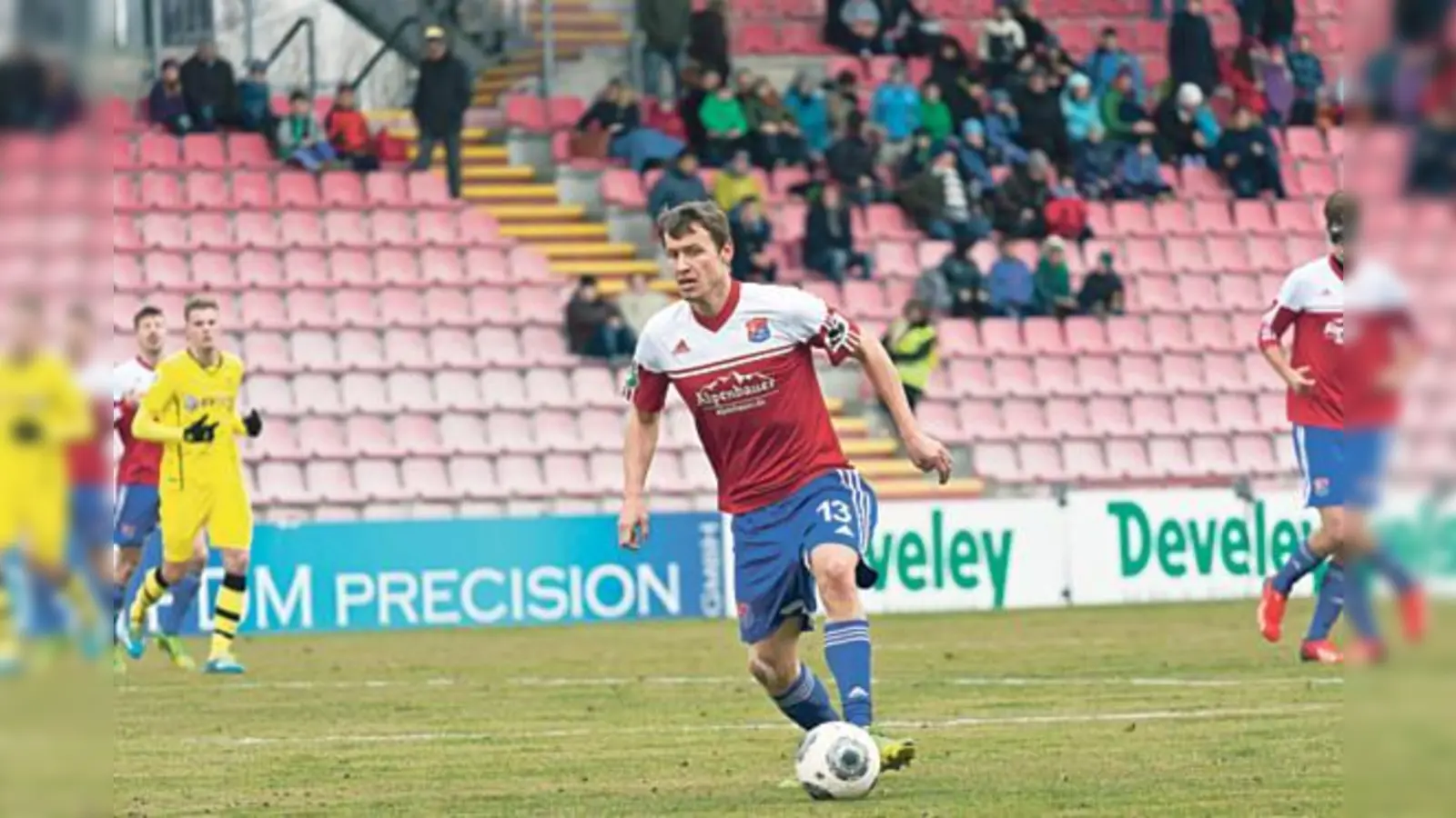 Einer der wenigen verbliebenen erfahrenen Spieler in Unterhaching: Benjamin Schwarz.  (Foto: Stefan Kukral/Archiv)