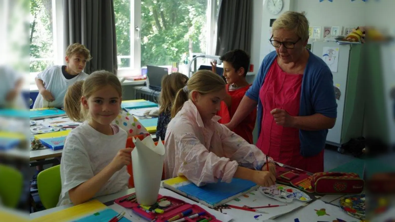 Unter Begleitung der Künstlerin Silvia Kirchhof entstehen in der 3b „Unterwasserwelten“. Die Camerloher-Schule macht erstmals beim Projekt „Kinder treffen Künstler“ mit. (Foto: kö)
