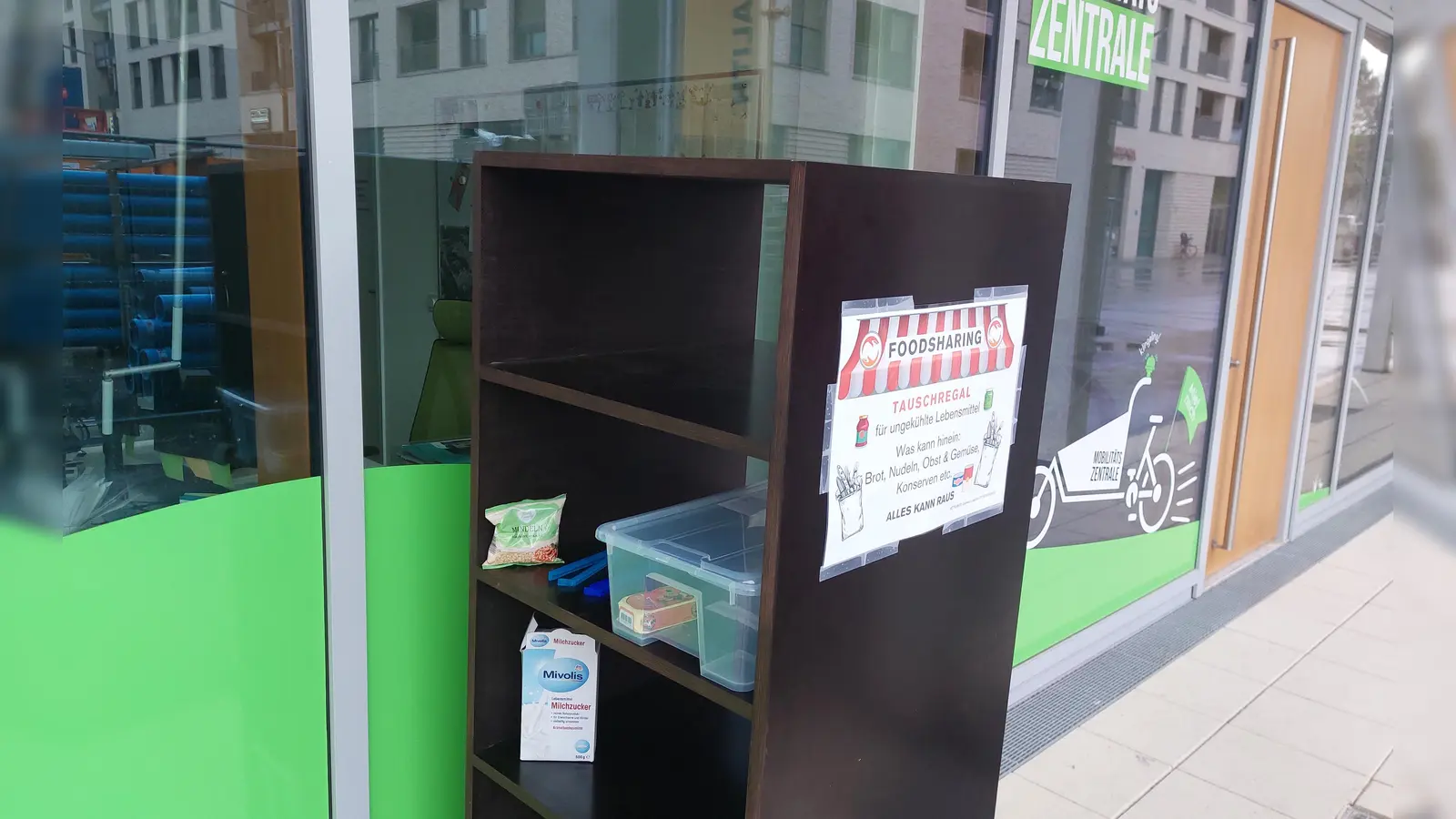 Schnell und unkompliziert nicht mehr benötigte Lebensmittel mit anderen teilen: Das ist mit einem Foodsharing-Regal wie am Maria-Nindl-Platz möglich. (Foto: bs)