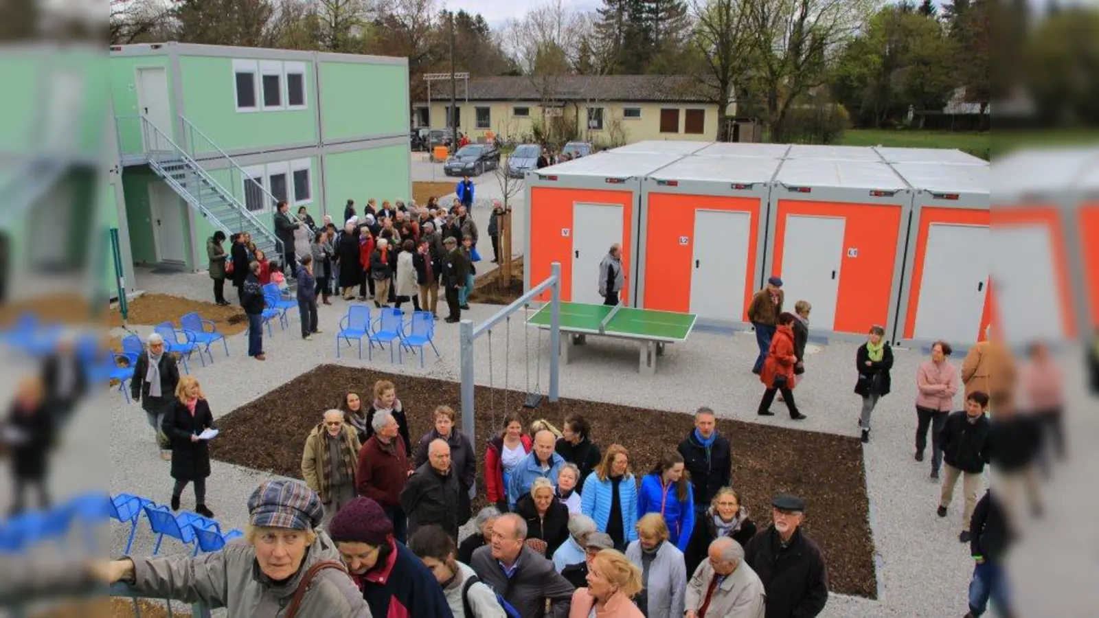 Ab 15. April werden in die Kraillinger Flüchtlingsunterkunft bis zu 144 Asylsuchende einziehen. Vor der Öffnung verschafften sich interessierte Bürger einen Überblick über die Anlage am Hubertusweg. (Foto: us)