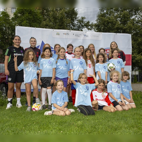 Große Freude für Mädchen an den Ball beim Meet &amp; Great mit den Spielerinnen des FC Bayern. (Foto: BIKU gGmbH)