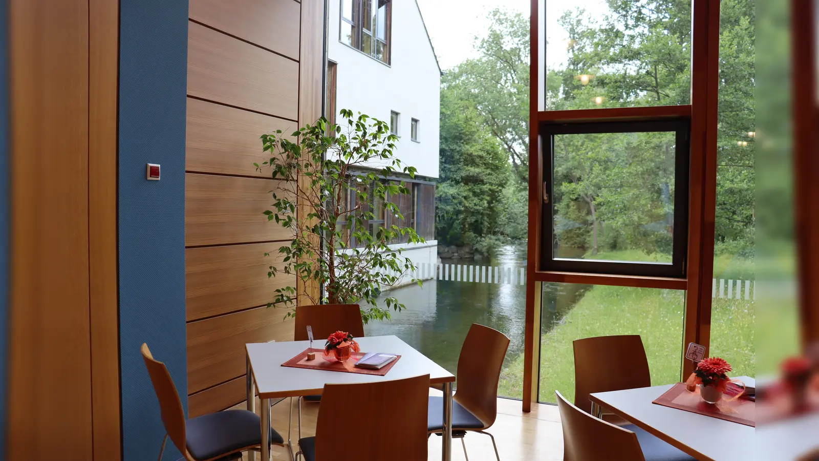 In den Sommerferien ist endlich Zeit, um gemütlich zu lesen – egal, ob in der Bibliothek, zu Hause oder auf der Wiese. Und wer beim Leseclub mitmacht, kann sich sogar schöne Preise „erlesen”.  (Foto: mha)