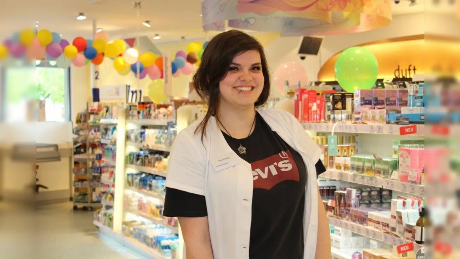 Lea Breunig, 18 Jahre, dm-Filiale Fürstenfeldbruck: „Alles läuft super und das Projekt macht großen Spaß. Wir haben eine tolle Gruppe, weshalb alles auch ziemlich perfekt funktioniert. Es ist schön, dass wir uns alle so gut verstehen, deshalb läuft alles wie geschmiert. Die größte Herausforderung ist sicherlich das selbstständige arbeiten und denken. Aber das bringt uns alle ja auch weiter, weil wir daran wachsen und uns gleichzeitig auch charakterlich verbessern können. Das ist natürlich sehr gut für das Selbstbewusstsein. Ich werde nach der Ausbildung bei dm eine Weiterbildung zur Handelsfachwirtin anfangen. Mein Ziel ist es, irgendwann einmal selbst eine dm-Filiale zu leiten.“ (Foto: sb)