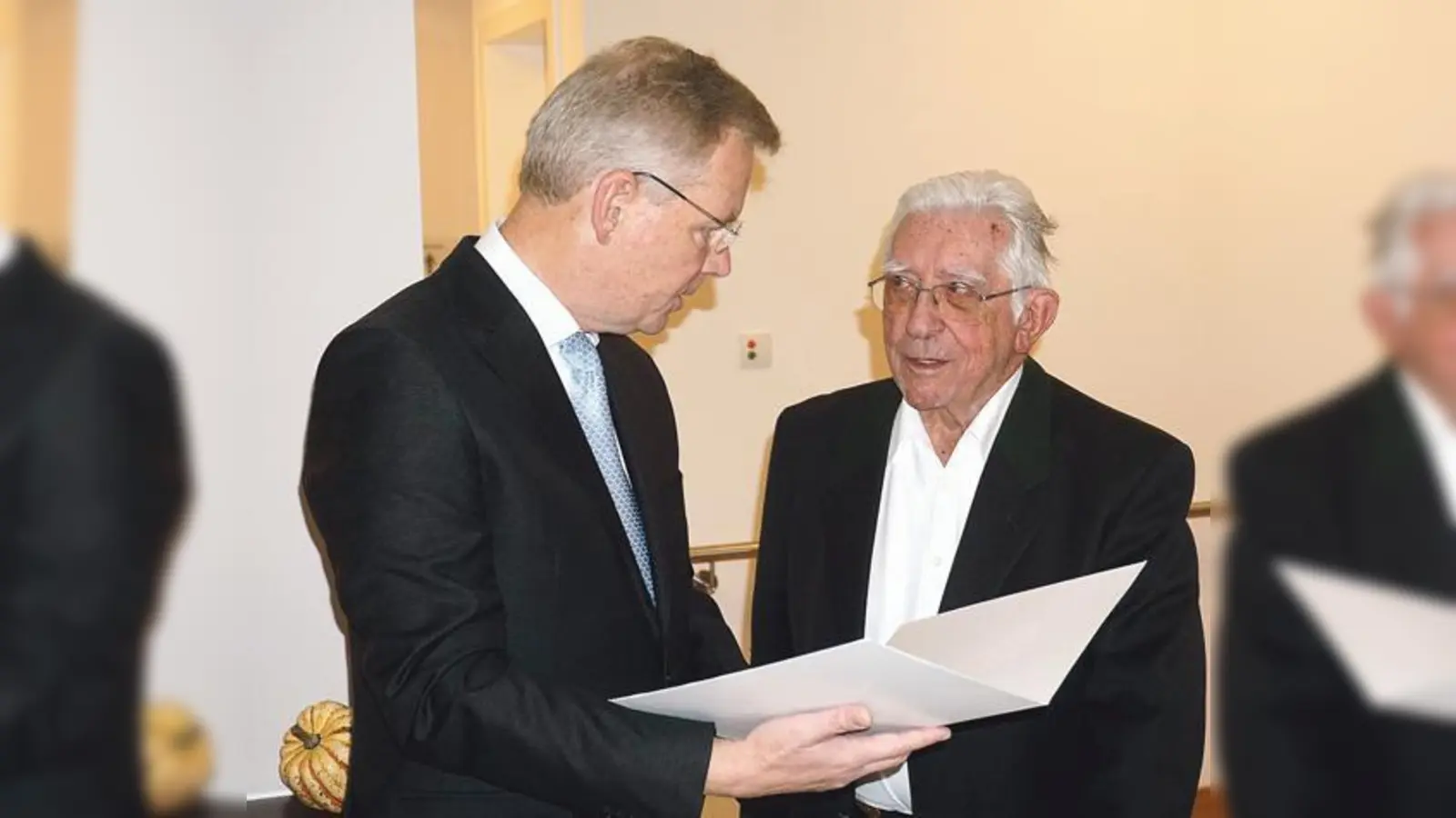 Bürgermeister Jan Neusiedl gratulierte Pfarrer Robert Berger zu seinem stolzen 100. Geburtstag.	  (Foto: Gemeinde Grünwald)