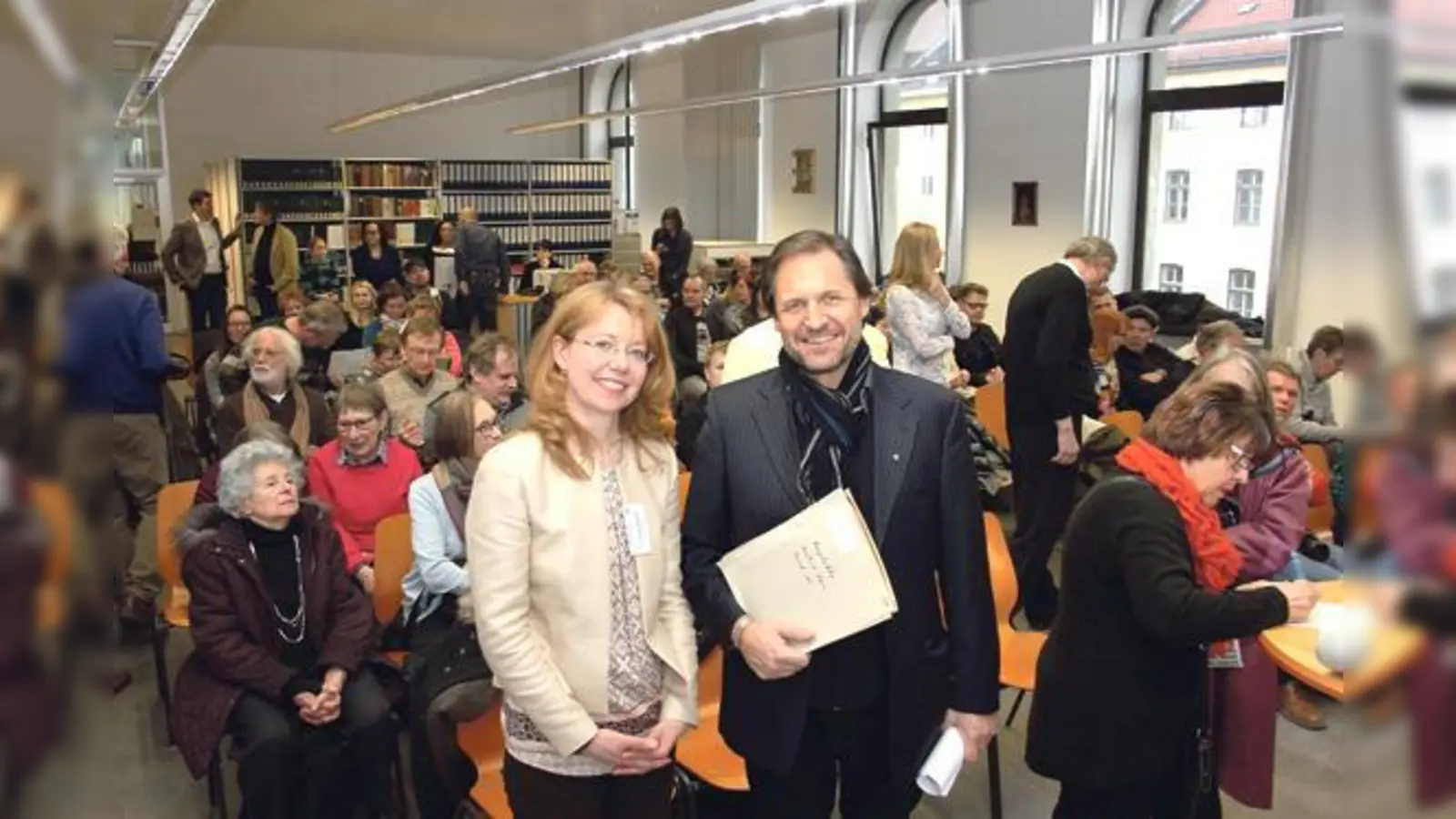 Über den Publikumsansturm im Lesesaal freute sich Organisatorin Dr. Ulrike Hofmann ebenso wie der Rezitator Winfried Frey.	 (Foto: cr)
