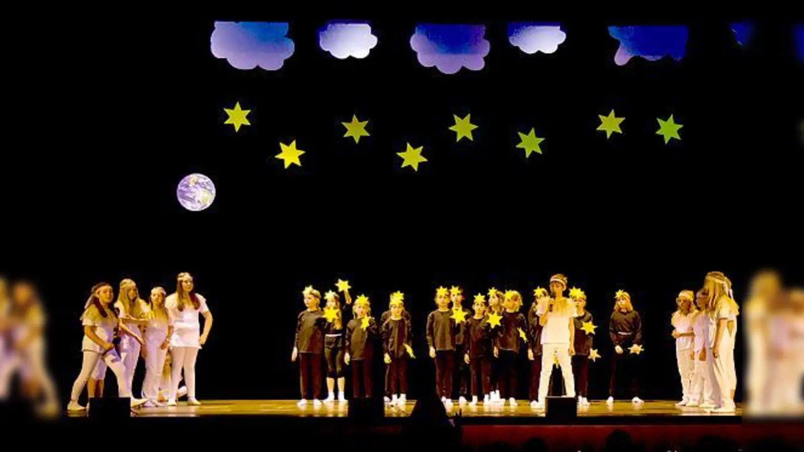 Schwungvoll tanzten und sangen die Schüler der Schule II bei  ihrem Stück »Der kleine Tag«.  	 (Foto: Gisa und Wolfgang Bade)