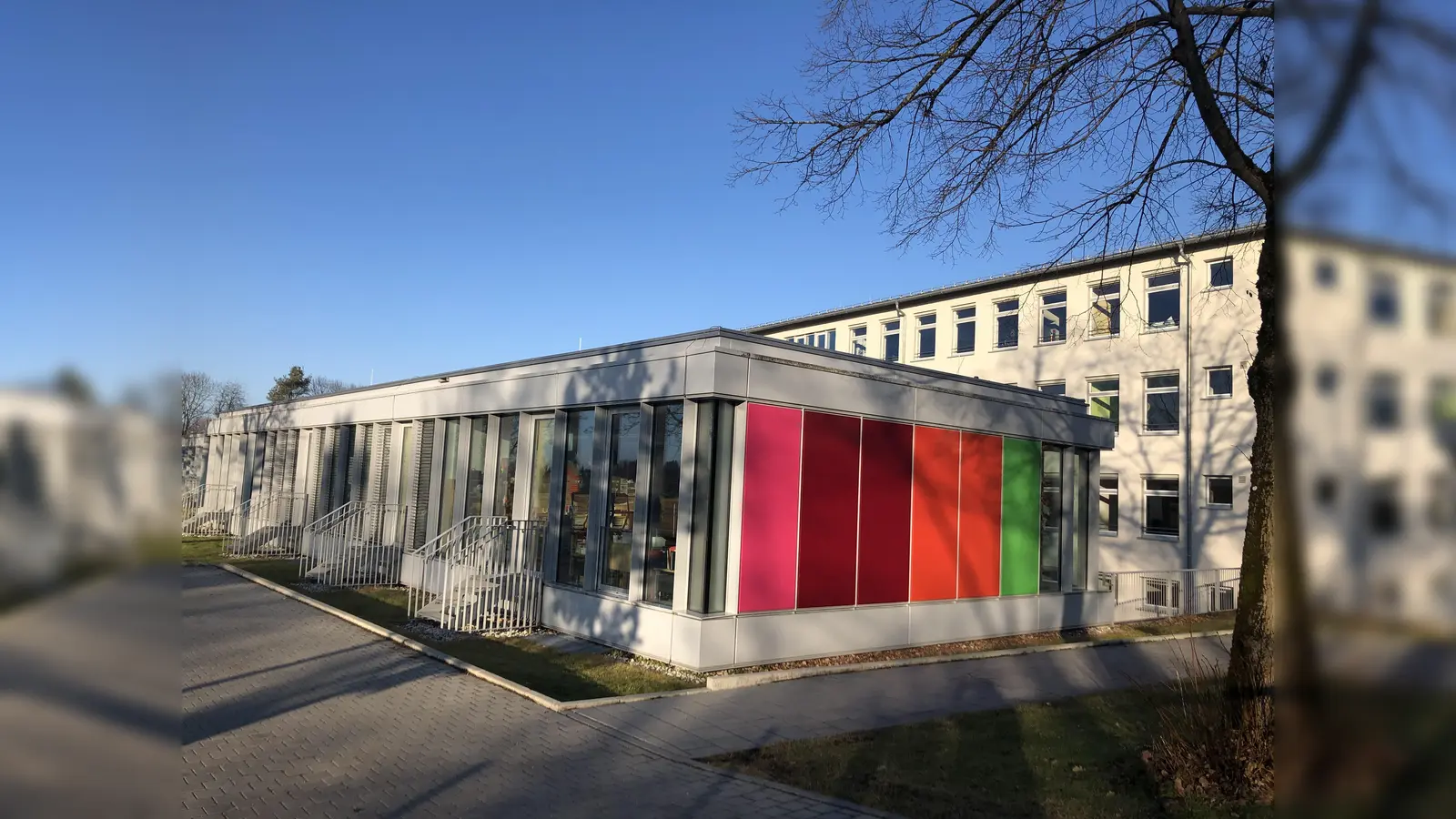 Neben der Erich-Kästner-Grundschule soll die neue Realschule in Höhenkirchen-Siegertsbrunn entstehen. Grünes Licht gab es dafür jetzt vom zuständigen Ministerium. (Foto: hw)