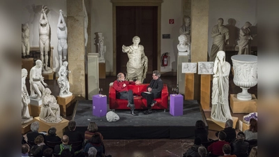 Auf dem Podium: Prof. Dr. Harald Lesch (links) und Prof. Dr. Wilhelm Vossenkuhl. (Foto: Daniel Reiter/MVHS)