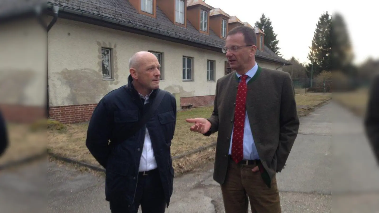Stadtbaumeister Jürgen Thum (li.)  und Oberbürgermeister Andreas Haas besichtigten mit dem Stadtrat vor einiger Zeit das Kasernengelände (Foto: pst)