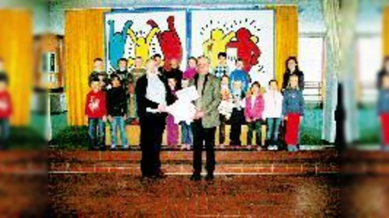 Pater Michael Först (mit Bart) freut sich über die Spende der Kinder in Höhe von 1.100 Euro, die Rektor Josef Eschlwech ihm überreicht. 	 (Foto: Privat)