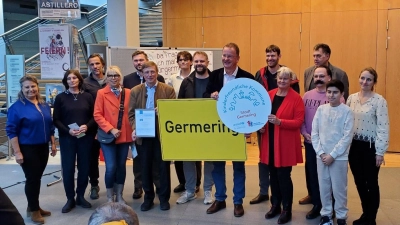 Übergabe des Siegels: Oberbürgermeister Andreas Haas (7.v.r.) mit Vertreterinnen und Vertretern der Steuerungsgruppe, des Jugendrats, des Deutschen Kinderhilfswerks und des Vereins Kinderfreundliche Kommunen. (Foto: Stadt Germering)