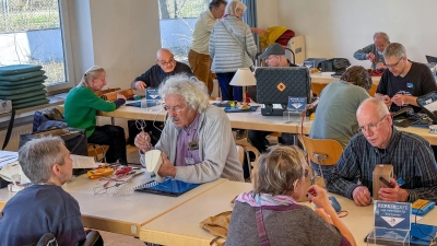 Ein Team aus rund 20 Experten hilft und berät bei den Reparaturen. (Foto: Michael Himmelstoß)