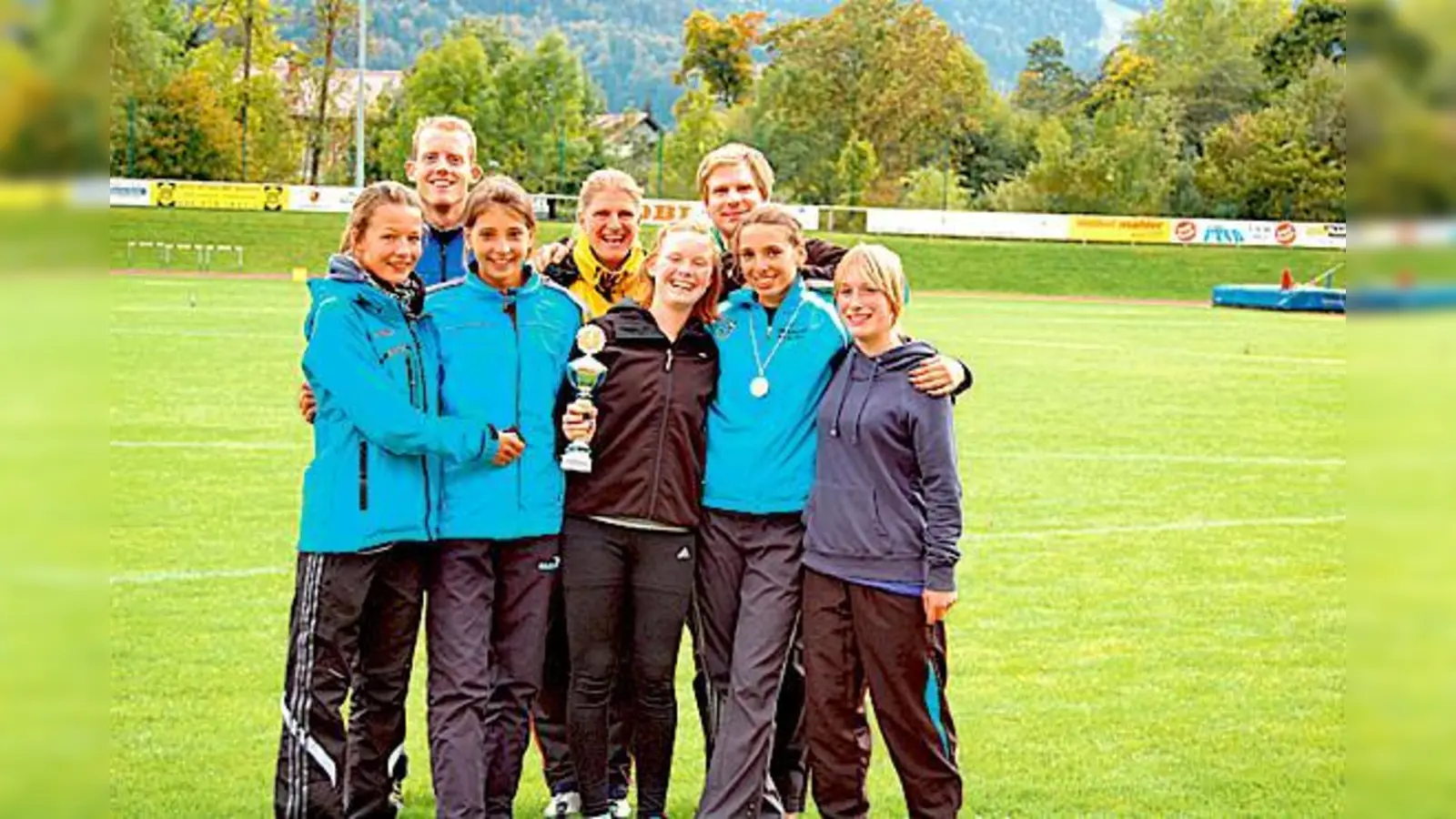 Vorne v. li.: Maya Steger, Alexandra Schneid, Sarah Jäger, Anna-Lena Obermaier, Susanne Kieninger.  Hinten: das Trainerteam Andreas Streng, Karin Ertl, Martin Kallmayer.	 (Foto: Privat)