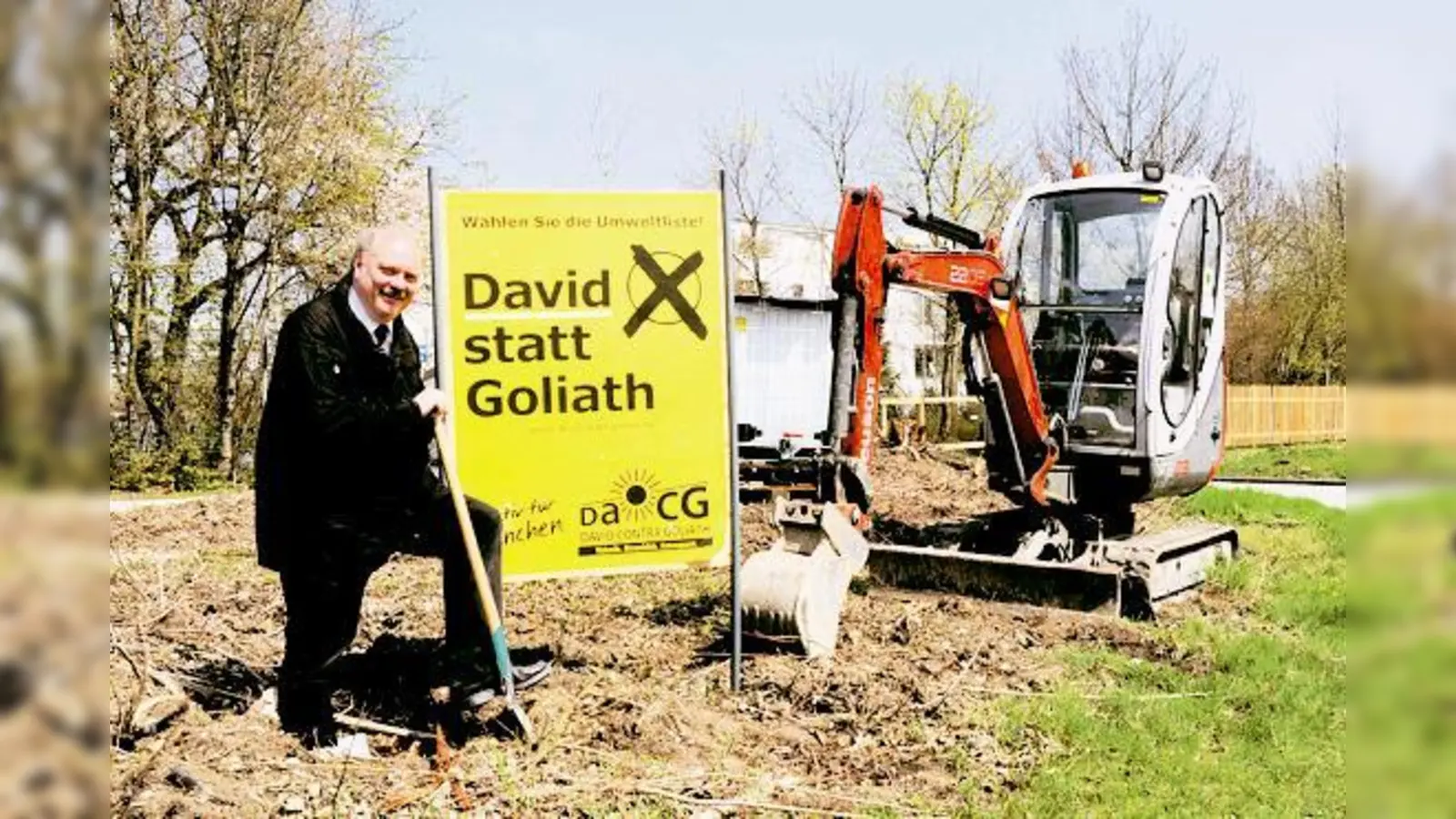 »Der Bau muss zügig umgesetzt werden.« Andreas Nagel, Mitglied im BA, macht den symbolischen Spatenstich für die St. Emmeram-Tram.	  (Foto: Privat)