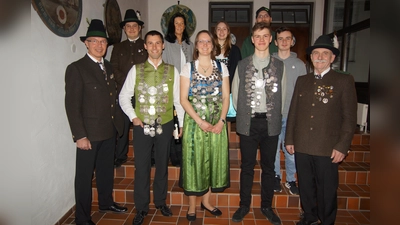 Die Besten: vorne v.l.: 1. Schützenmeister Peter Schwelle, Thomas Hausler, Nicole Hausler, Korbinian Dondl und 2. Schützenmeister Hermann Plötz. Hinten v.l.: Maximilian Schmidt, Barbara von Ludwig, Jessica Schumacher, Florian Klima und Robin Keipinger. (Foto: FSG Weilheim)