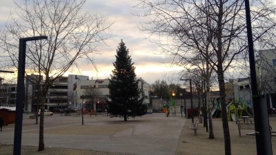 Innovativ und effizient: Am Poinger Marktplatz stehen nun umwelt- und klimafreundliche Solarlampen. (Foto: bs)