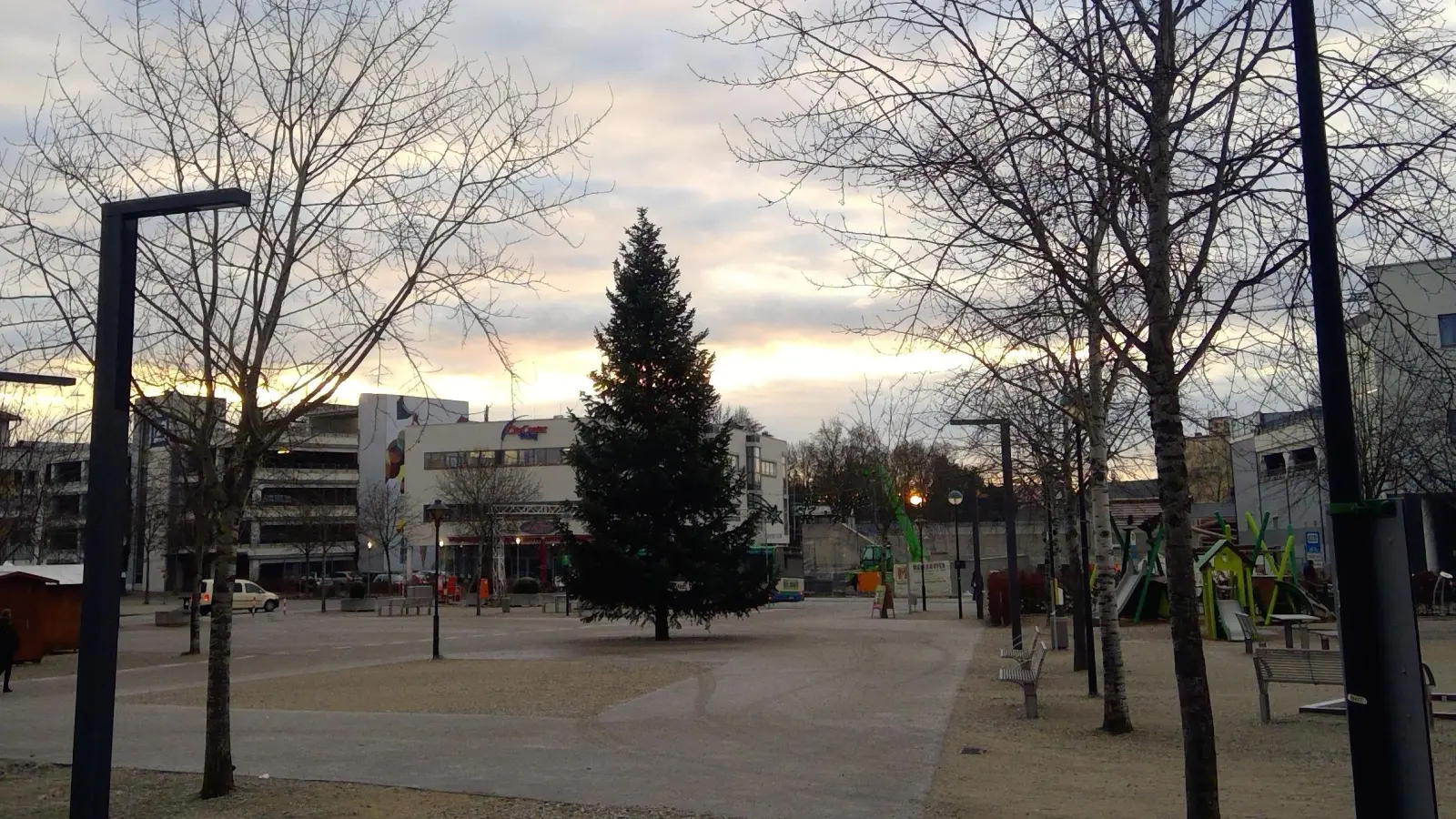 Am Poinger Marktplatz in der Ortsmitte beginnt die Zeitreise, die via Schautafeln bis zu 5000 Jahre in die Vergangenheit blicken lässt. (Foto: bs)