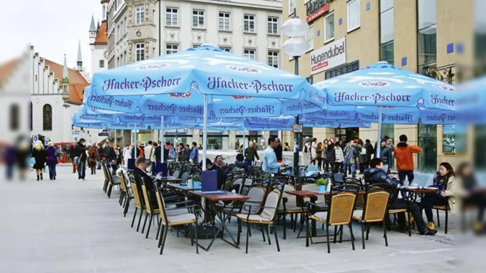 Jeder Quadratmeter Freischankfläche kostet die Münchner Wirte ab jetzt 77 Euro Gebühr. Das muss erst mal eingespielt werden.  (Foto: js)