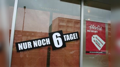 „Nur noch 6 Tage” hieß es am Montag bei Hertie in der Fürstenrieder Straße. (Foto: tg)