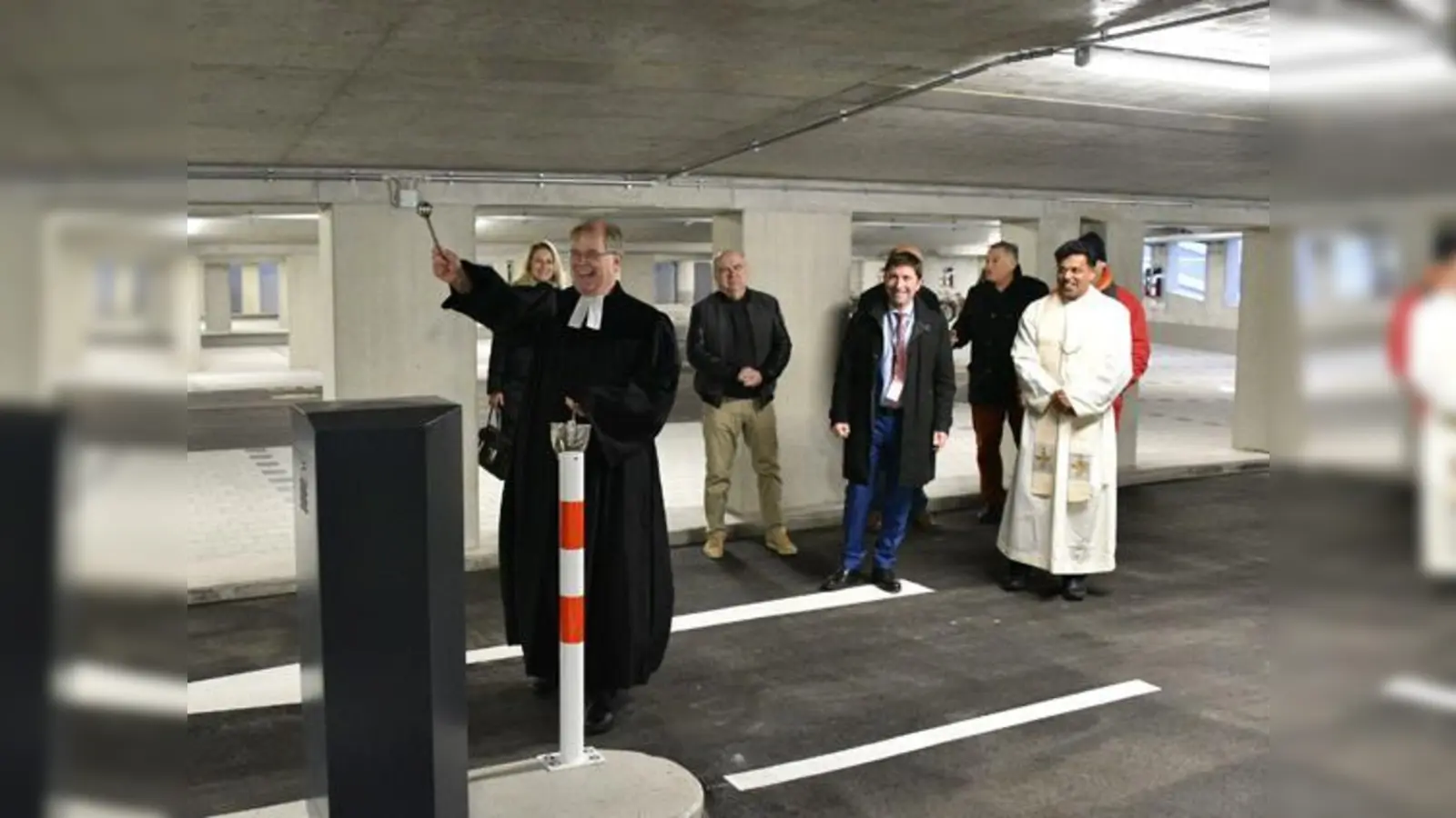 Im Beisein von Vertretern des Gemeinderats und des Bürgermeisters Andreas Kemmelmeyer weihten der evangelische Pfarrer Carsten Klingenberg (links) und sein katholischer Kollegen Pater Jaimes die Tiefgarage an der Unterföhringer Jahnstraße.  (Foto: Gemeinde UFG)
