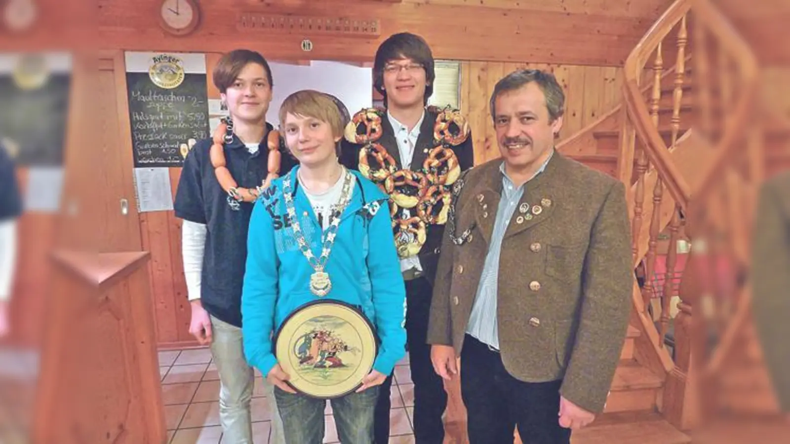 Wurstkönig Florian Zettl, Jugendkönig Simon Kagermeier, Brezenkönig Matthias Zettl und Schützenmeister Fred Waschke (v.l.) beim Königsschießen.   (F.: Privat)