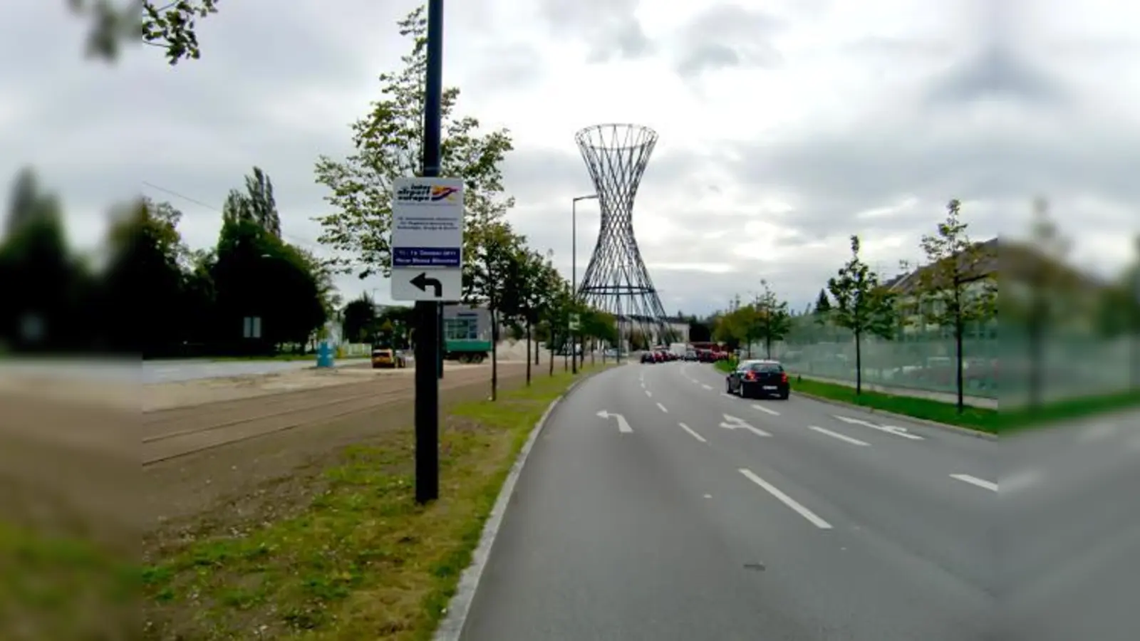 Die ersten, noch jungen Bäume ab der Schilderbrücke an der Effnerstraße sind gesetzt.	 (Foto: ikb)